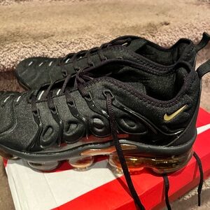 Like new worn once Nike Men's Black Athletic Shoes 9.5. Beautiful! Were my sons!